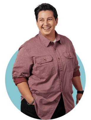 GES-medewerker lacht en poseert.