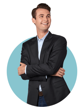 Een GES-medewerker slaat zijn armen over elkaar en lacht.