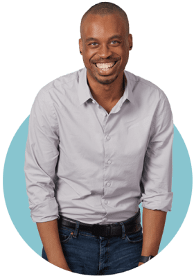 GES-medewerker met zijn handen langs zijn zij, breed grijnzend