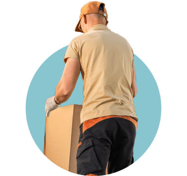 Werker die materialen van exposanten inpakt voor verzending.